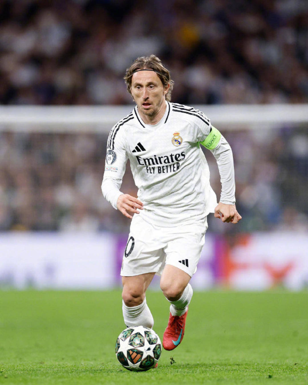 球星突破防线送出制胜球